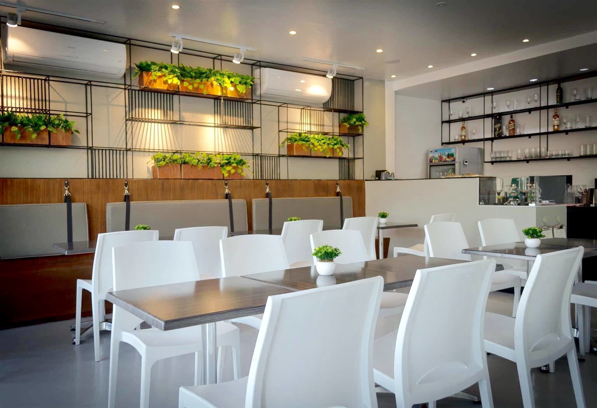 Serveert ontbijt, lunch, diner, lokale en internationale gerechten 