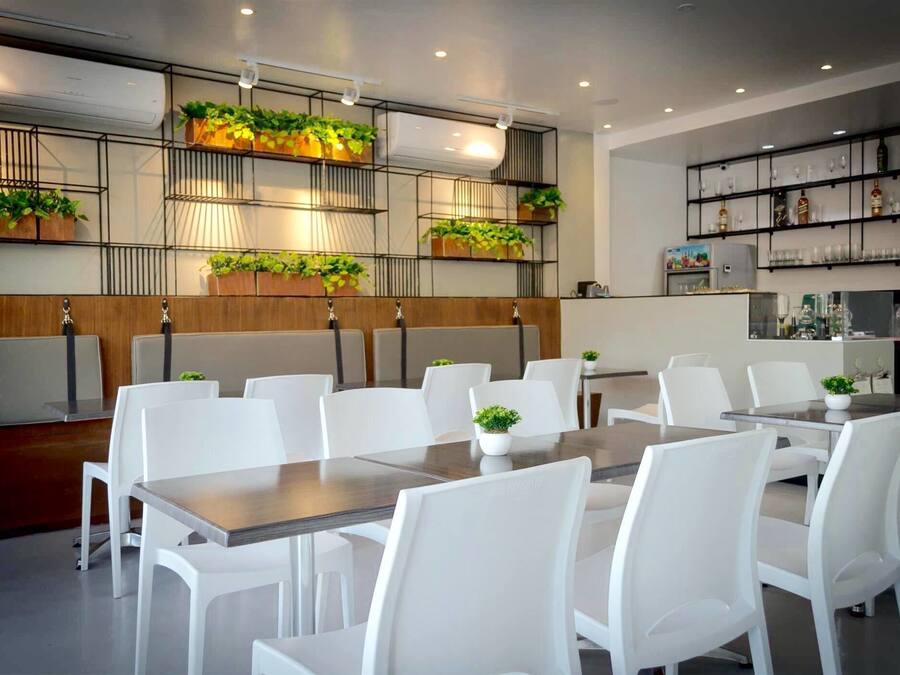 Se sirven desayunos, almuerzos, cenas y cocina local e internacional