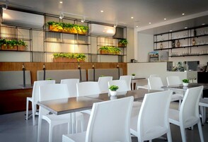 供应早餐、午餐和晚餐，本地与国际菜