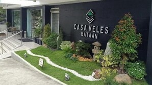 Un edificio con un cartel que dice "CASA VELES BATAAN".