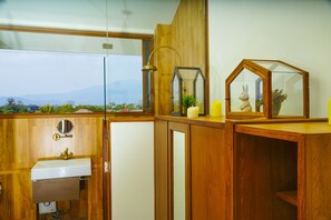 One Bedroom Villa | Badkamer | Een douche, gratis toiletartikelen, een haardroger, badjassen