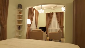 Suite, 1 soverom | Oppholdsområde | Flatskjerm-TV