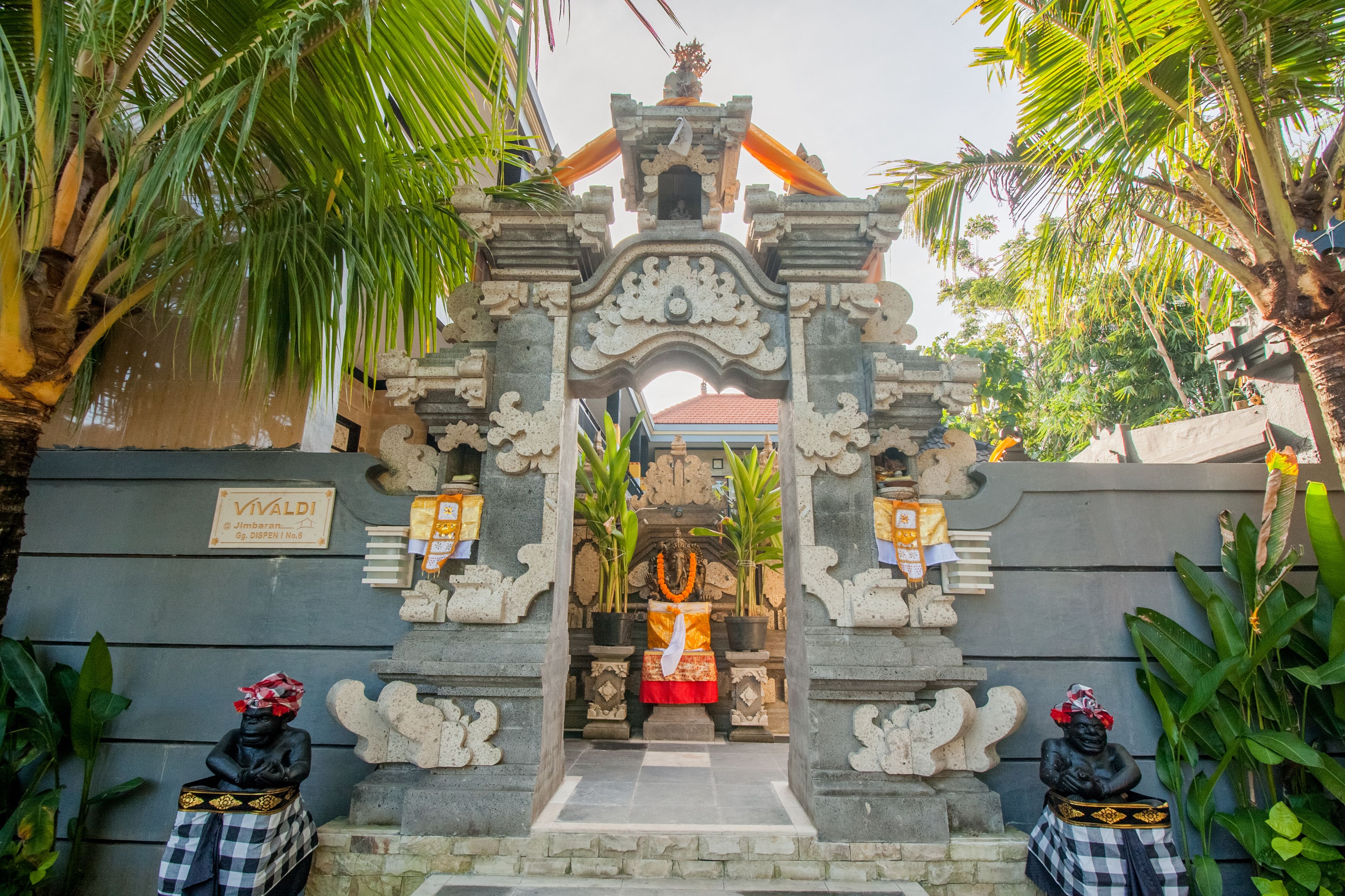 Pintu masuk properti