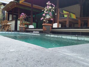 Una piscina al aire libre