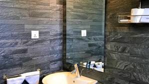 Shower, free toiletries, bidet, towels - Arena Hotel (Beruwala)