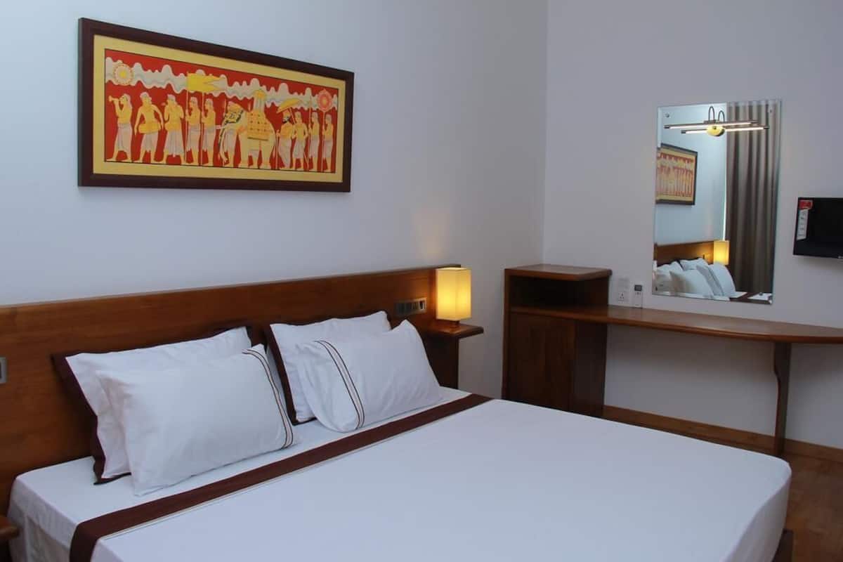 Deluxe Room | 1 bedroom, minibar, in-room safe, desk
