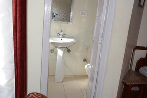 Shower, free toiletries