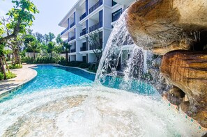 Pool waterfall - The Title G405 by Fullrooms Phuket (Rawai)