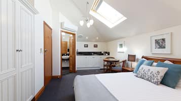 Deluxe Studio Suite, 1 Queen Bed, Non Smoking, Kitchenette | Premium bedding, soundproofing, iron/ironing board, free WiFi