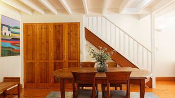 Deluxe Cottage, 2 Bedrooms, Non Smoking, Kitchen | In-room dining