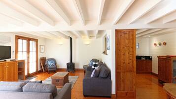 Deluxe Cottage, 2 Bedrooms, Non Smoking, Kitchen | Living area | Flat-screen TV, fireplace