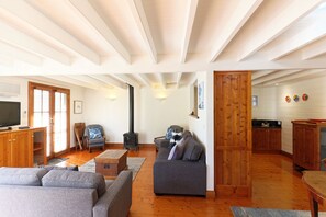 Cottage Deluxe, 2 chambres, non-fumeurs, cuisine | Coin séjour | Télévision à écran plat, cheminée