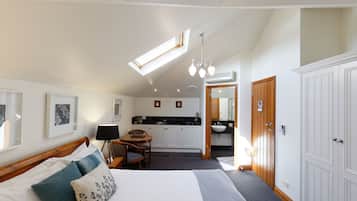 Deluxe Studio Suite, 1 Queen Bed, Non Smoking, Kitchenette | Premium bedding, soundproofing, iron/ironing board, free WiFi