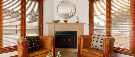 Deluxe-huoneisto, 1 makuuhuone, tupakointi kielletty, keittiö | Olohuone | Taulutelevisio, takka