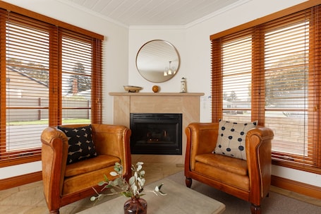 Deluxe Apartment, 1 Bedroom, Non Smoking, Kitchen | Living room | Flat-screen TV, fireplace. 54 On Bank