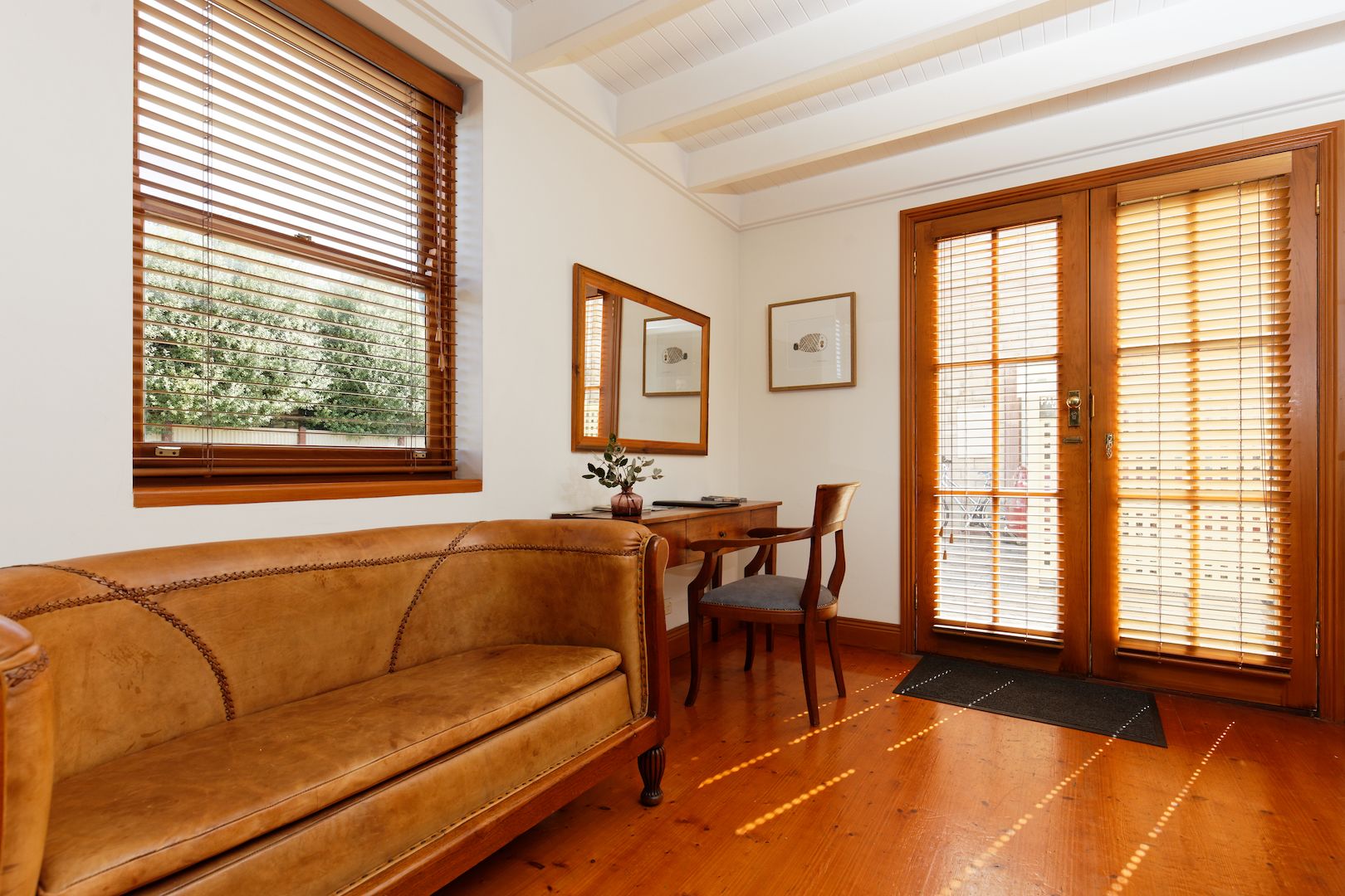 deluxe cottage, 2 bedrooms, non smoking, kitchen | living area | flat-screen tv, fireplace