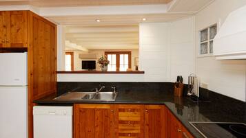 Deluxe Cottage, 2 Bedrooms, Non Smoking, Kitchen | Private kitchen | Fridge, microwave, stovetop, coffee/tea maker