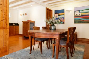 Deluxe Cottage, 2 Bedrooms, Non Smoking, Kitchen | In-room dining - 54 On Bank (Port Fairy)