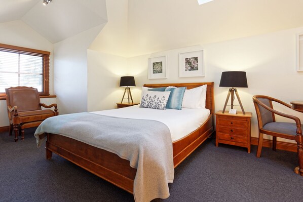 Deluxe Studio Suite, 1 Queen Bed, Non Smoking, Kitchenette