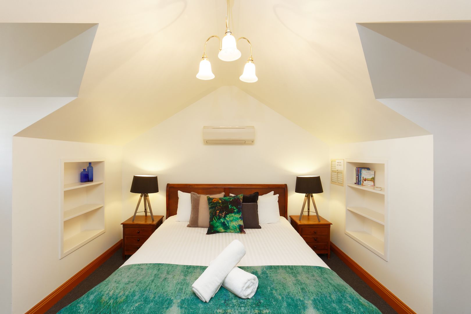 deluxe cottage, 2 bedrooms, non smoking, kitchen | premium bedding, soundproofing, iron/ironing board, free wifi