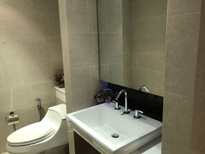One Bedroom Condo  | Salle de bain | Baignoire et douche séparées, baignoire à jets, douche à « effet pluie »