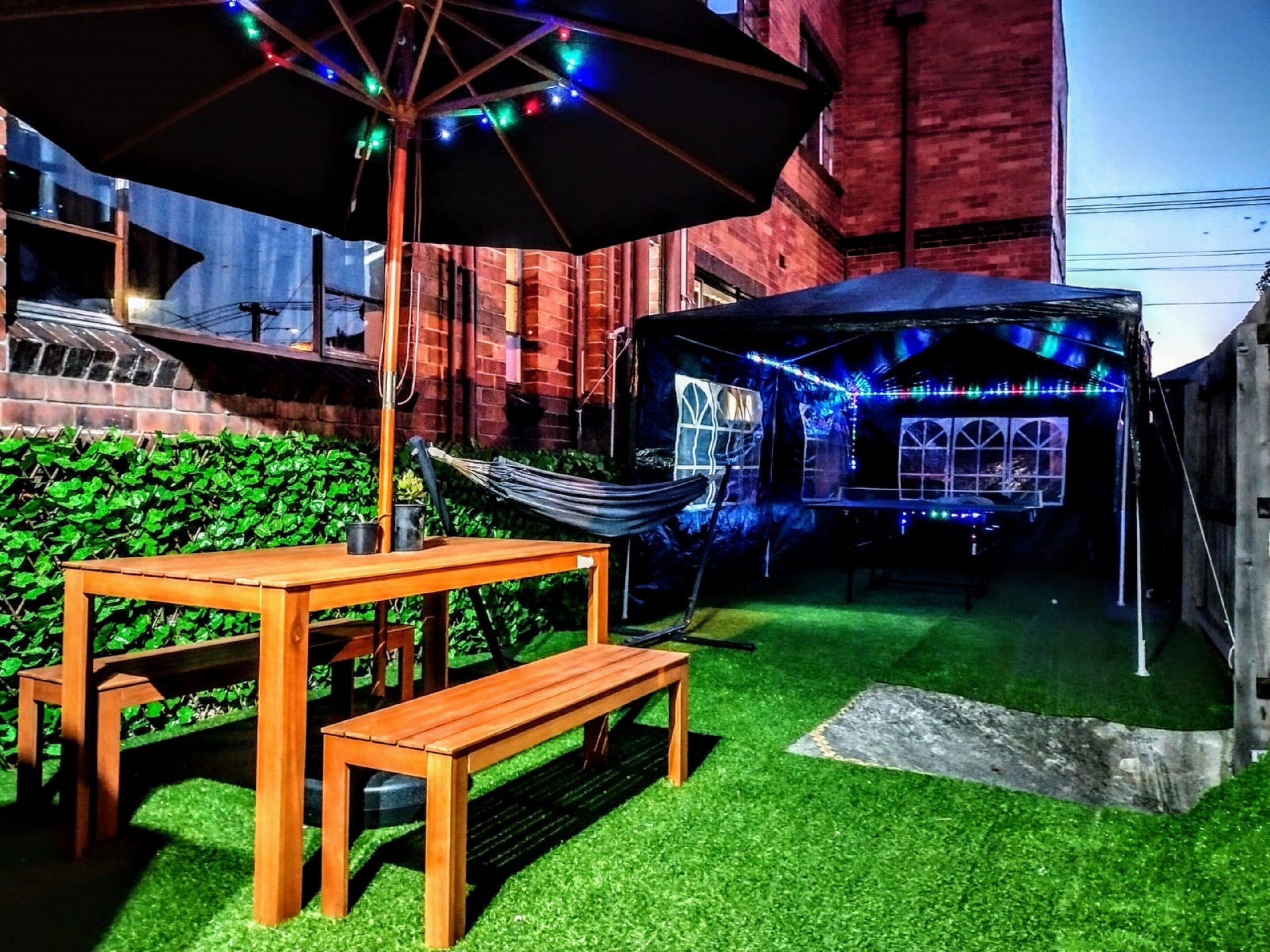 إطلالة على الفناء