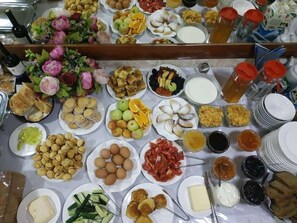 Free daily buffet breakfast
