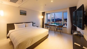 Bridge Double Ocean (Free Swimming Pool Access / Lowest Price Purchase for Cruise & Art Land) | Premium bedding, blackout drapes, soundproofing, WiFi - Hotel Haven (Yeosu)