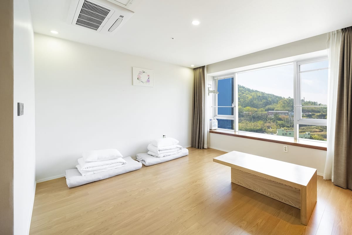Ropa de cama de alta calidad y cortinas blackout