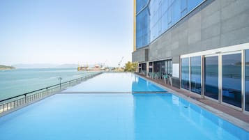 Hồ bơi ngoài trời, mở cửa từ 10:00 đến 22:00, ghế dài tắm nắng