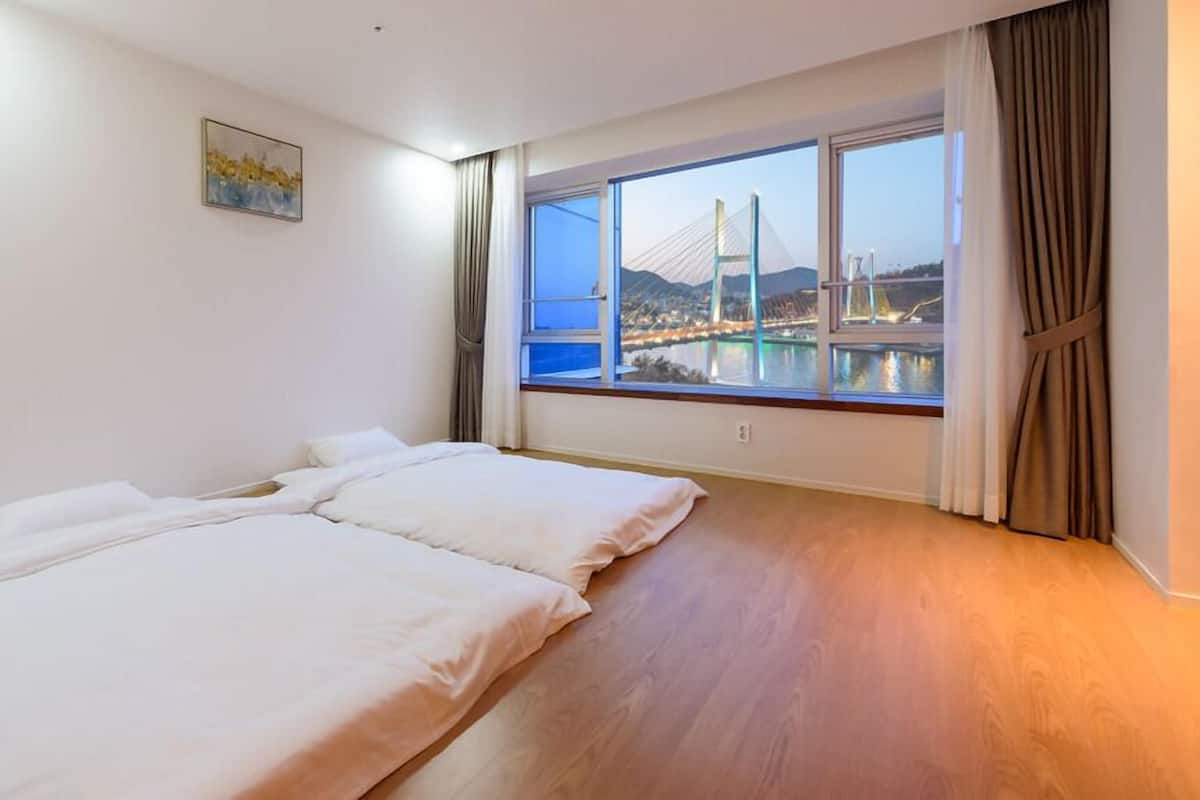 Ropa de cama de alta calidad y cortinas blackout