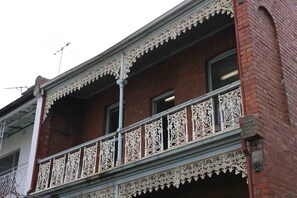 Shared Dormitory, 8 Beds, Women only, Shared Bathroom | Balcony - Landing Pads Brunswick - Hostel (Brunswick)