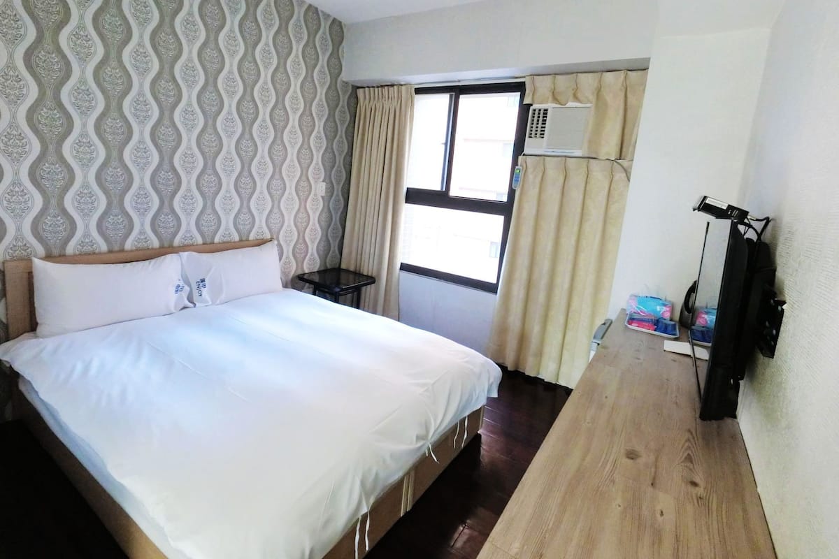 Blackout drapes, soundproofing, free WiFi, bed sheets