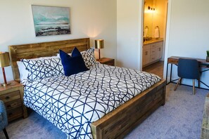 4 dormitorios, escritorio, tabla de planchar con plancha y cuna de viaje