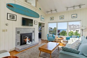 Smart TV, chimenea, libros y estéreo 