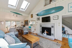 Smart TV, fireplace, books, stereo