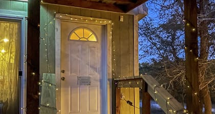 Colorful Artistic Cabin in Canyon Lake! Only 5 minutes from the lake and river!