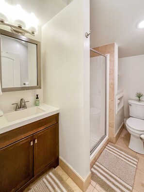 Dusj, hårføner, håndklær og såpe