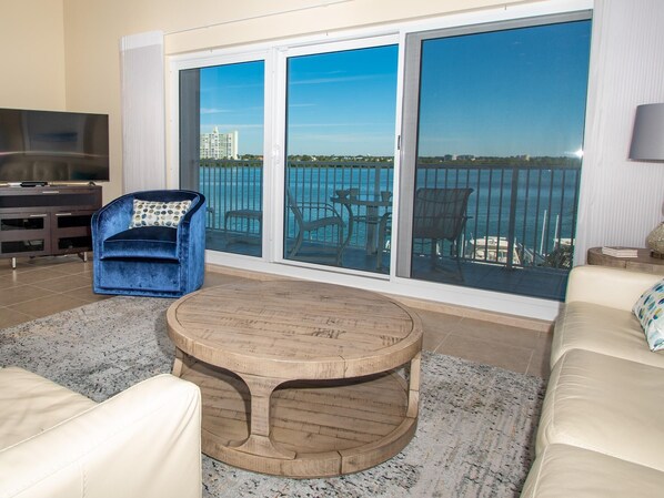 Una televisión, un reproductor de DVD