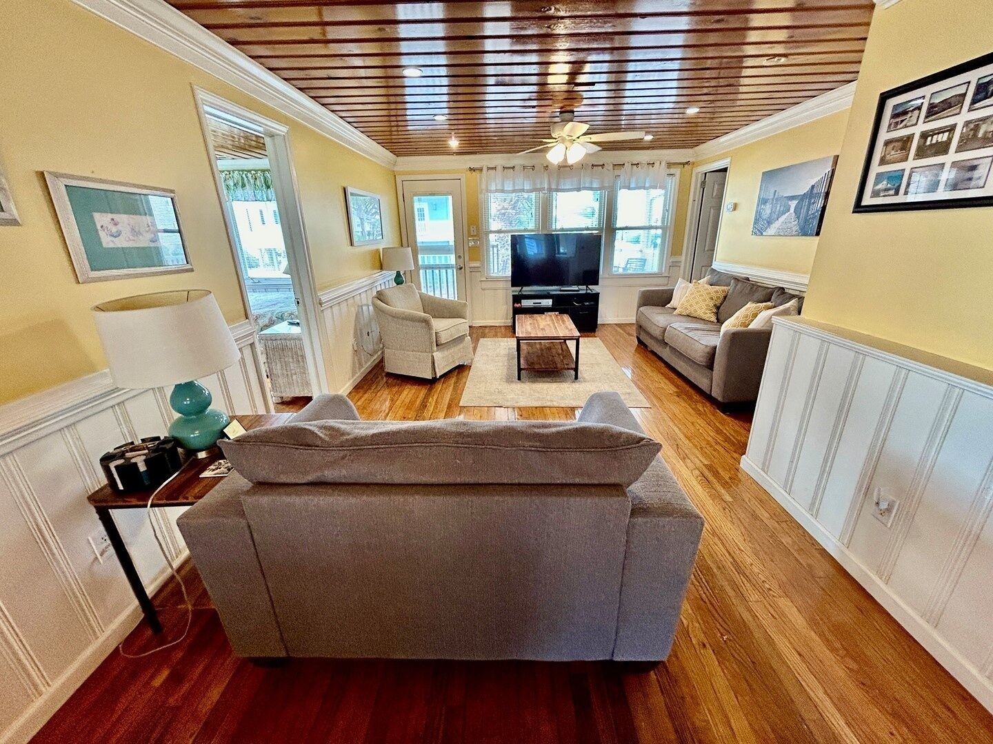 Télévision, lecteur de DVD, livres, chaîne hi-fi