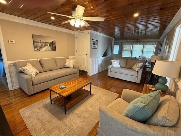TV, DVD player, books, stereo - The Ocean House (Surfside Beach)