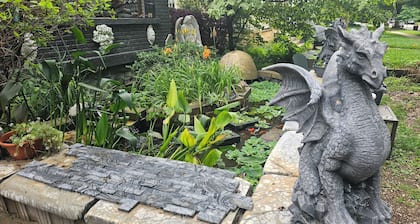 Quiet, Cozy & Safe 2 Bed 1 Bath in Crescent Hill