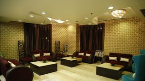 Lobby sitting area - Hotel Jivitesh (New Delhi)