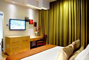 Junior Suite | 1 bedroom, minibar, desk, free WiFi