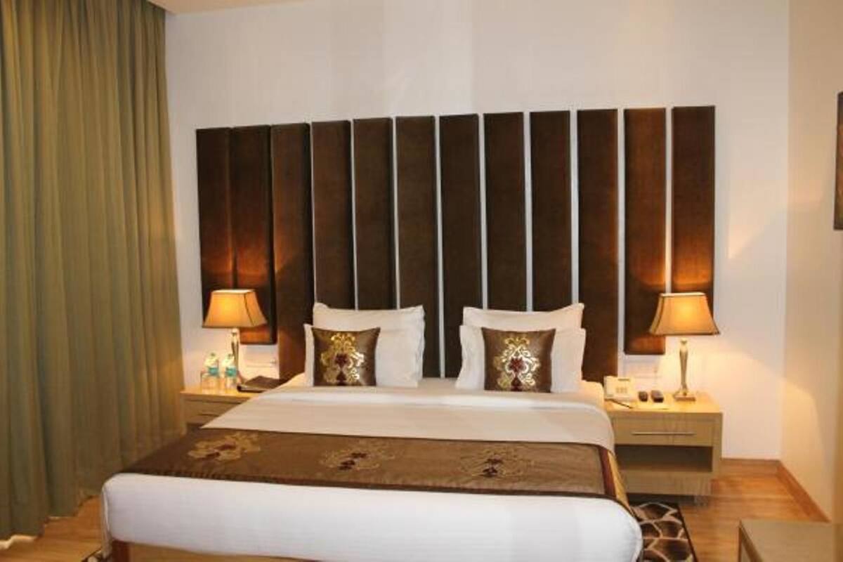 Junior Suite | 1 bedroom, minibar, desk, WiFi (free)