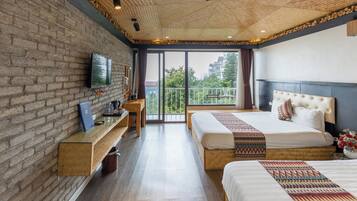 Habitación cuádruple, vista a la montaña | Minibar, escritorio, cortinas blackout y insonorización