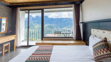 Habitación cuádruple, vista a la montaña | Minibar, escritorio, cortinas blackout y insonorización