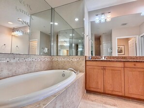 Ensemble douche/baignoire, baignoire à jets, sèche-cheveux