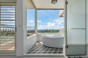 Superior Double Room with Balcony and Sea View | Bathroom | Hair dryer, slippers, towels, shampoo