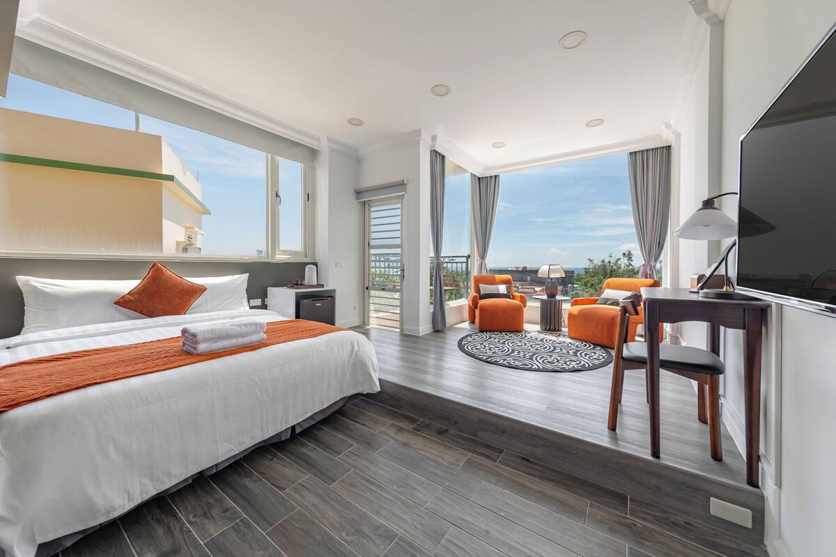 Double Room with Balcony and Sea View | WiFi (free), bed sheets
